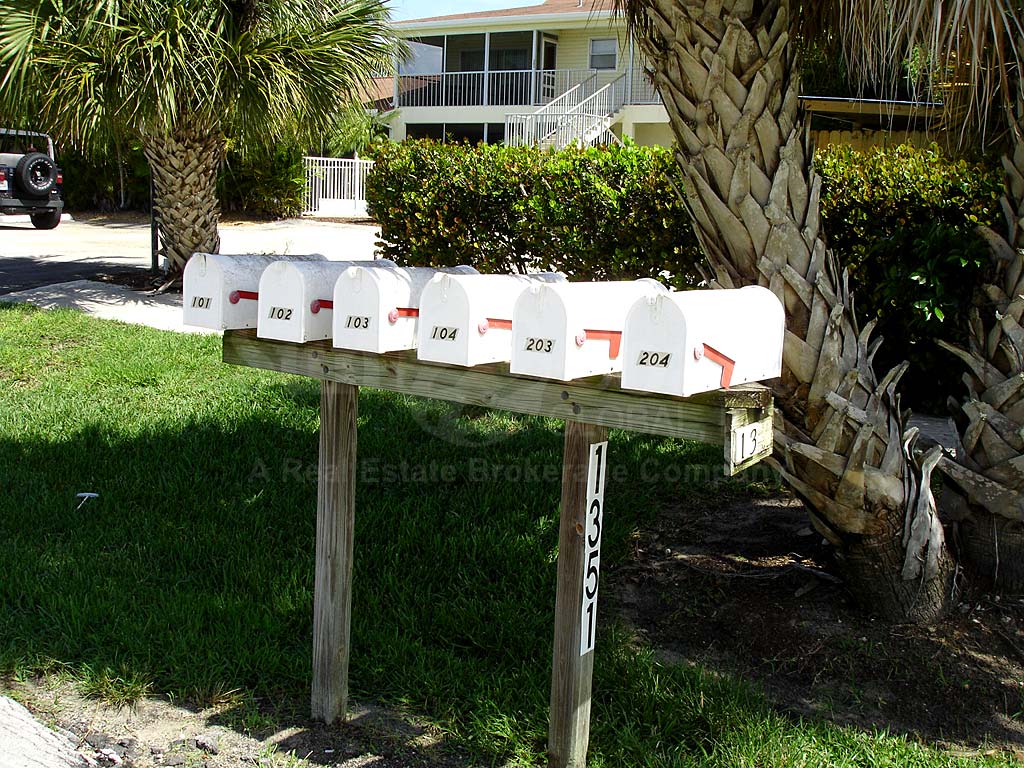 Curlew Apts Of Naples Mailboxes